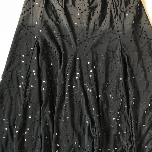 Shiny black sequence skirt with triangular pleats. - Picture 2 of 3